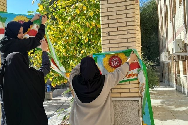 آموزشگاه فاطمیه جیرفت به استقبال «دهه فجر»