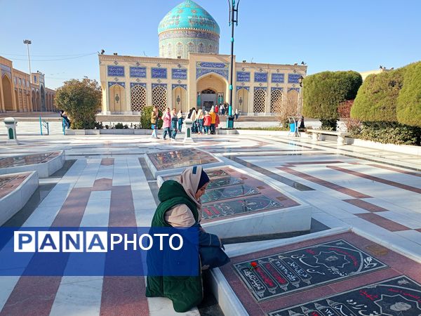 غبارروبی مزار شهدا توسط دانش‌آموزان دبستان سمیه