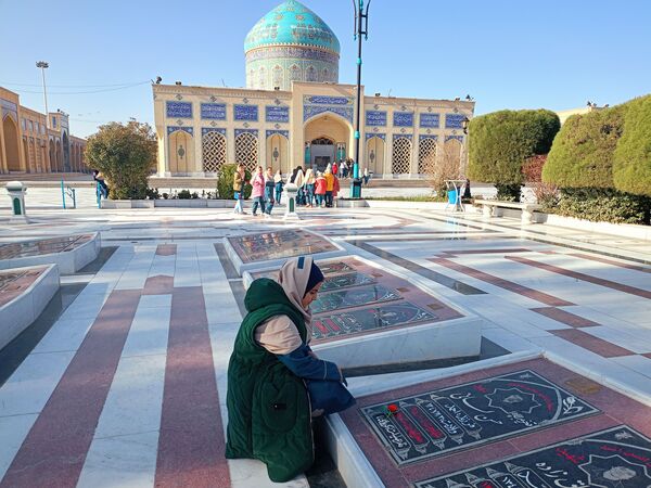 غبارروبی مزار شهدا توسط دانش‌آموزان دبستان سمیه