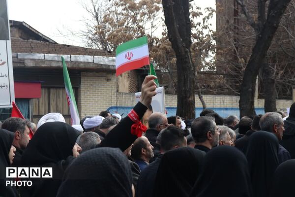  حلما با عروسک‌ها سوگ خانواده شهیدش را در آغوش کشید