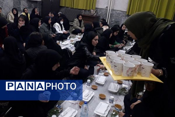 برگزاری مراسم افطار در مدرسه حضرت زینب ناحیه یک ری