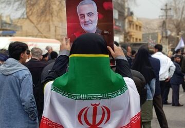 حضور پرشور دانش‌آموزان اسلام‌آباد غرب در راهپیمایی ۲۲ بهمن