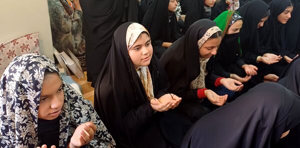 دانش آموزان  در جست و جوی آرامش و نزدیکی به خدا