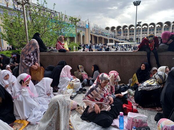 استقبال باشکوه و تعجیل مردم جهت برپایی نماز عید سعید فطر
