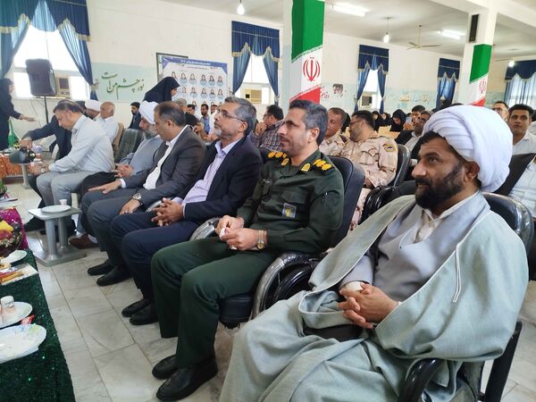 نواختن زنگ مهر و ایثار و ادای احترام به یادمان شهدا در بندر لنگه 