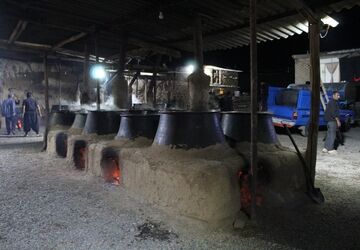 آماده‌سازی حلیم عاشورا در روستای اسحاق‌آبادی نیشابور