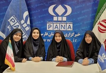 دانش‌آموز ایرانی در مقابلت ایستاده است