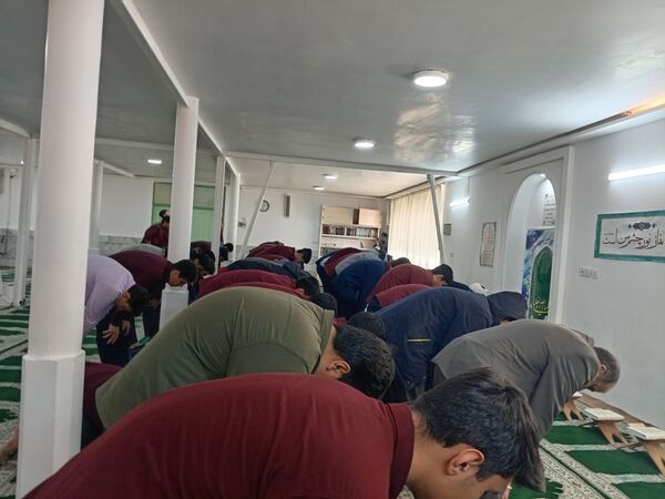 نماز جماعت و محفل انس با قرآن در دبیرستان آیت الله خامنه‌ای