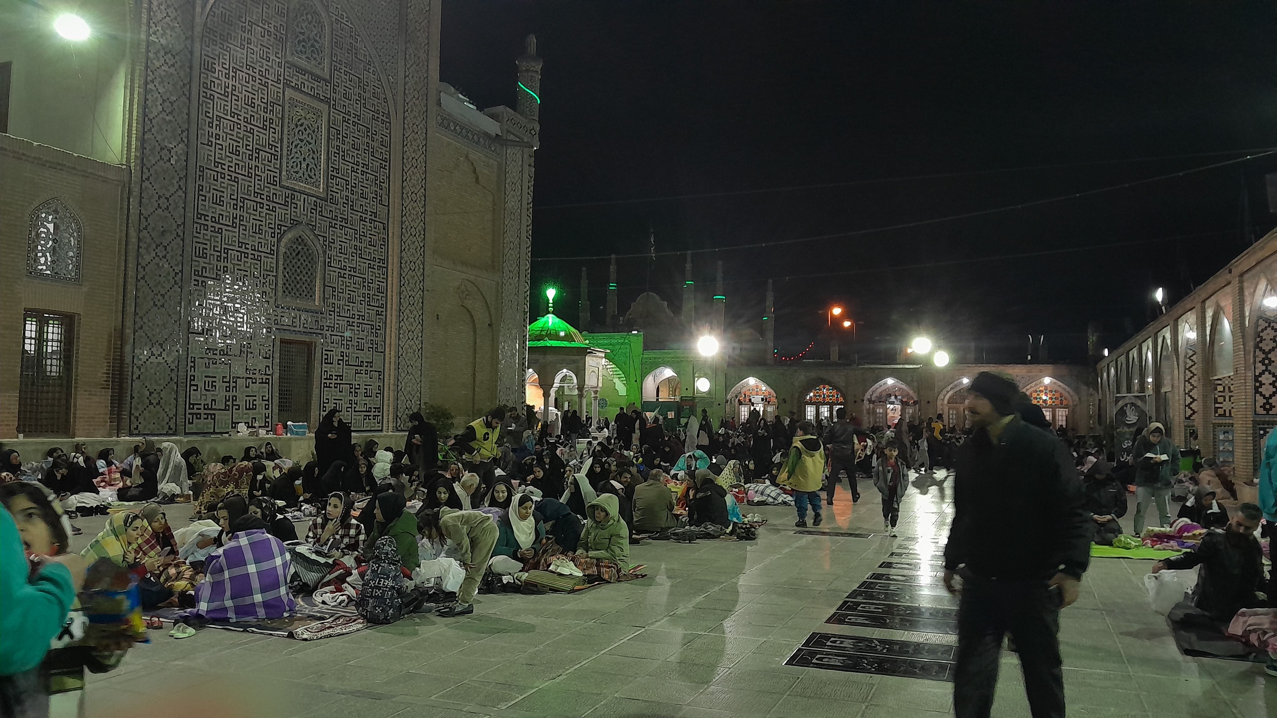 سرمای شدید سد راه برگزاری شب قدر در صحن امامزاده حسین نشد 