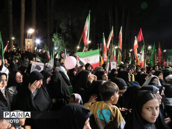 رژه دختران جان فدا همزمان با سراسر کشور در شهرستان خلیل آباد 