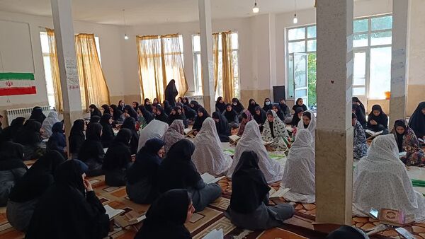 محفل انس با قرآن در مدرسه نمونه الزهرا ( س) یاسوج به‌مناسبت یادبود سیدحسن نصرالله
