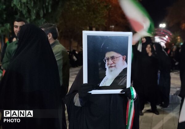 همبستگی در صف اول از راهپیمایی‌های شبانه تا پاسداشت روز معلم
