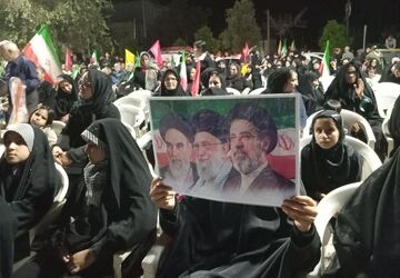 نقش‌آفرینی دانش‌آموزان زرقانی در یادبود رهبر شهید انقلاب