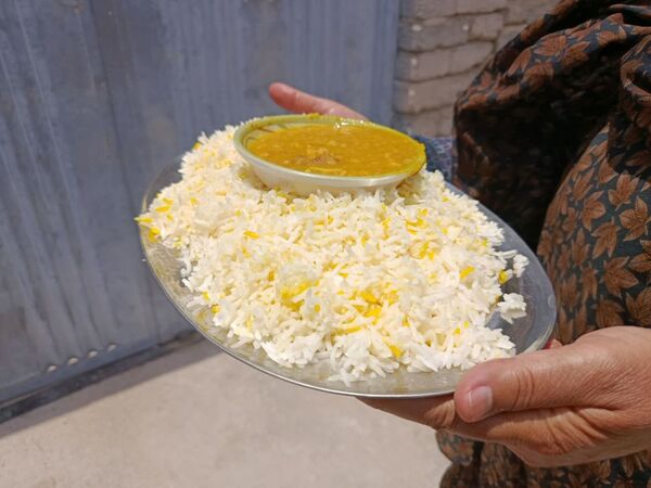 پخت و توزیع نذری در روز تاسوعای حسینی روستای حسن آباد داراب استان فارس