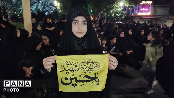 حضور کودکان دهه نودی در مراسم عزاداری شب عاشورای حسینی 