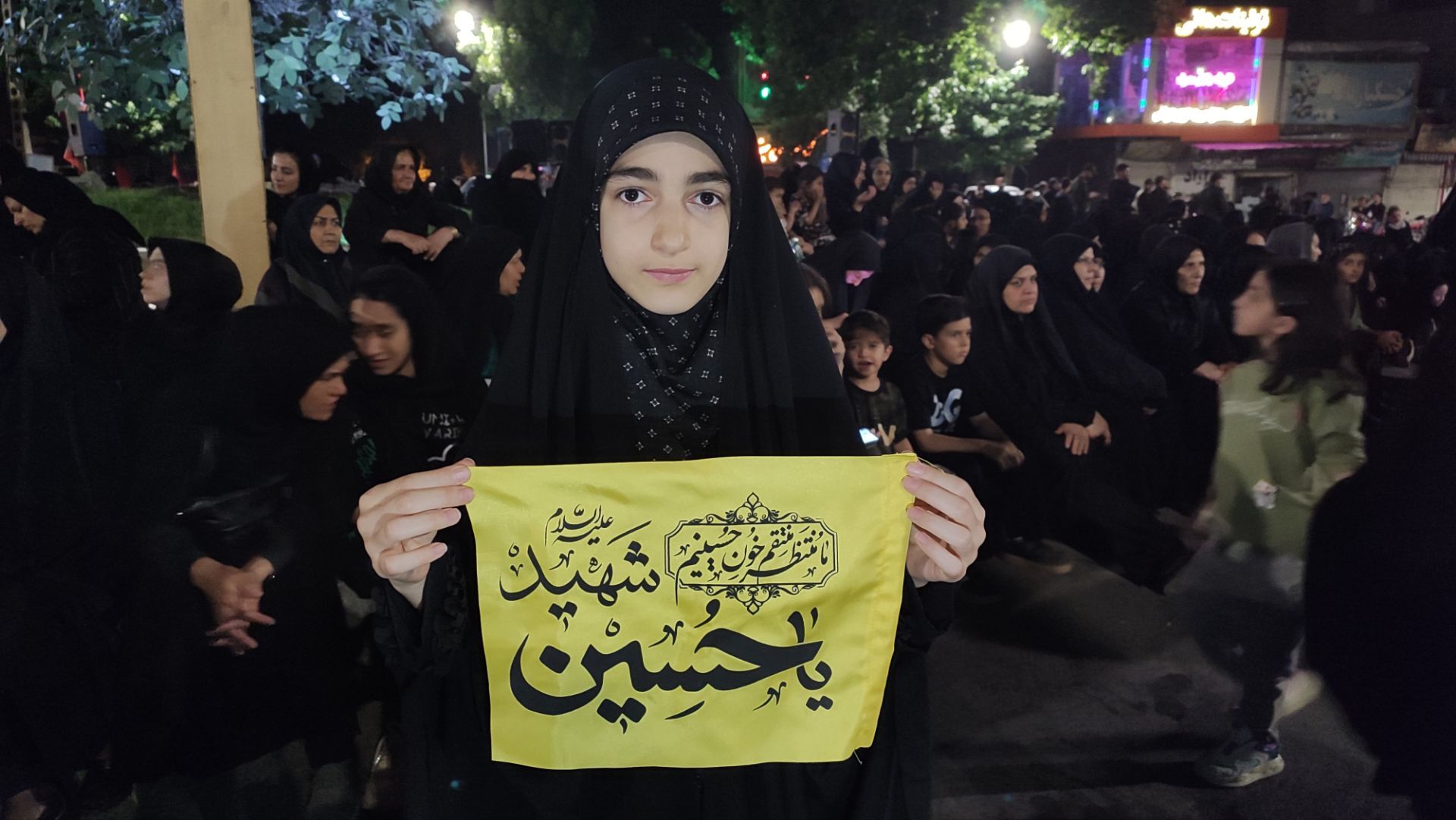 حضور کودکان دهه نودی در مراسم عزاداری شب عاشورای حسینی 