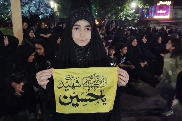 حضور کودکان دهه نودی در مراسم عزاداری شب عاشورای حسینی 