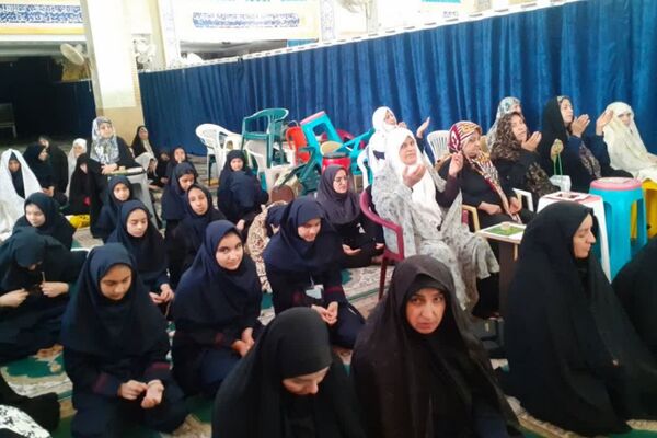 اقامه نماز جماعت دانش‌آموزان در مسجد