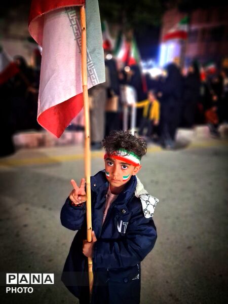 کودکان و جوانان انقلابی کاشمر در میدان خیابان