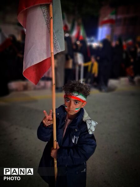کودکان و جوانان انقلابی کاشمر در میدان خیابان