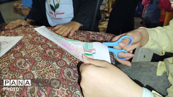 نذر کودکان برای رهبر امت اسلام در موکب فرهنگیان 