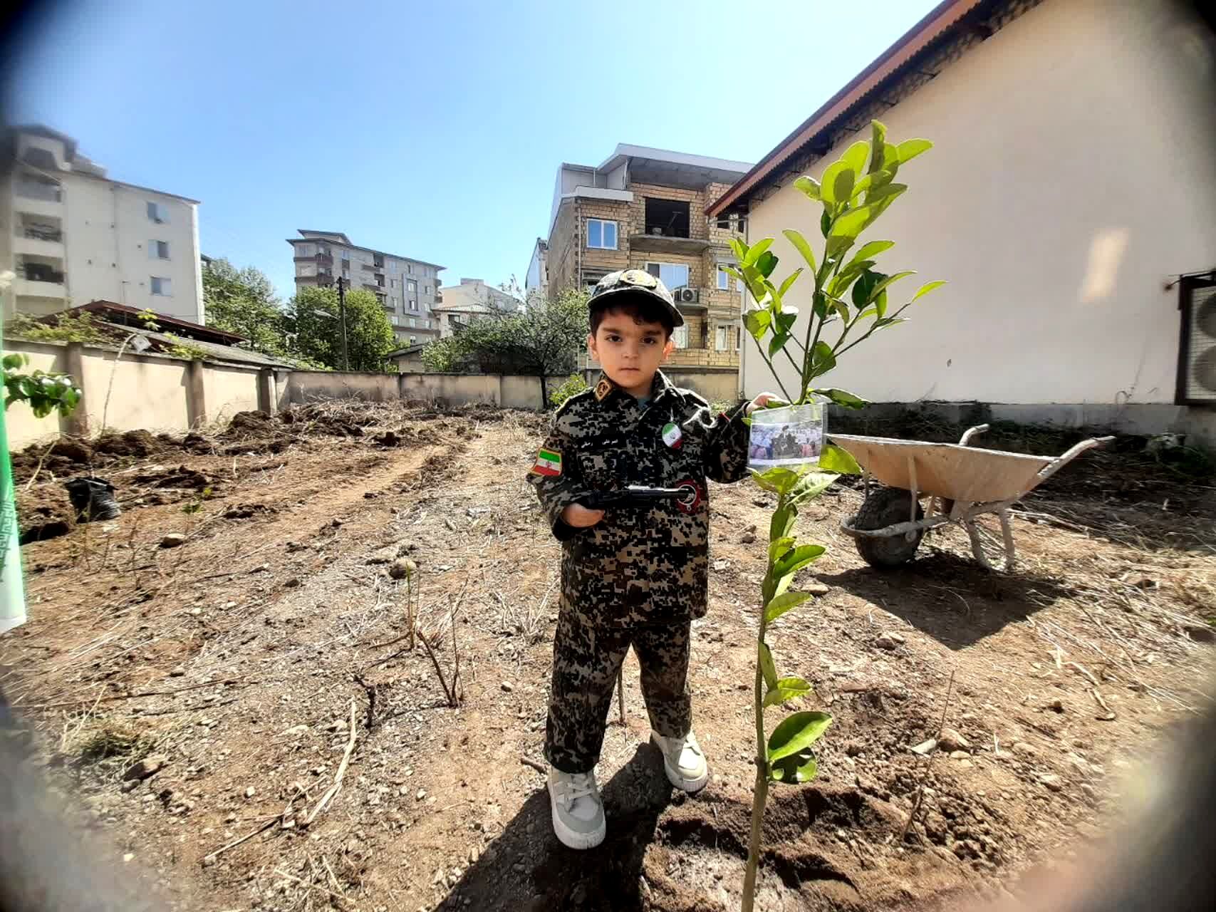 کاشت ۴۰ اصله نهال  به مناسبت چهلمین روز شهادت‌ قائد امت اسلامی ودانش آموزان میناب در تالش