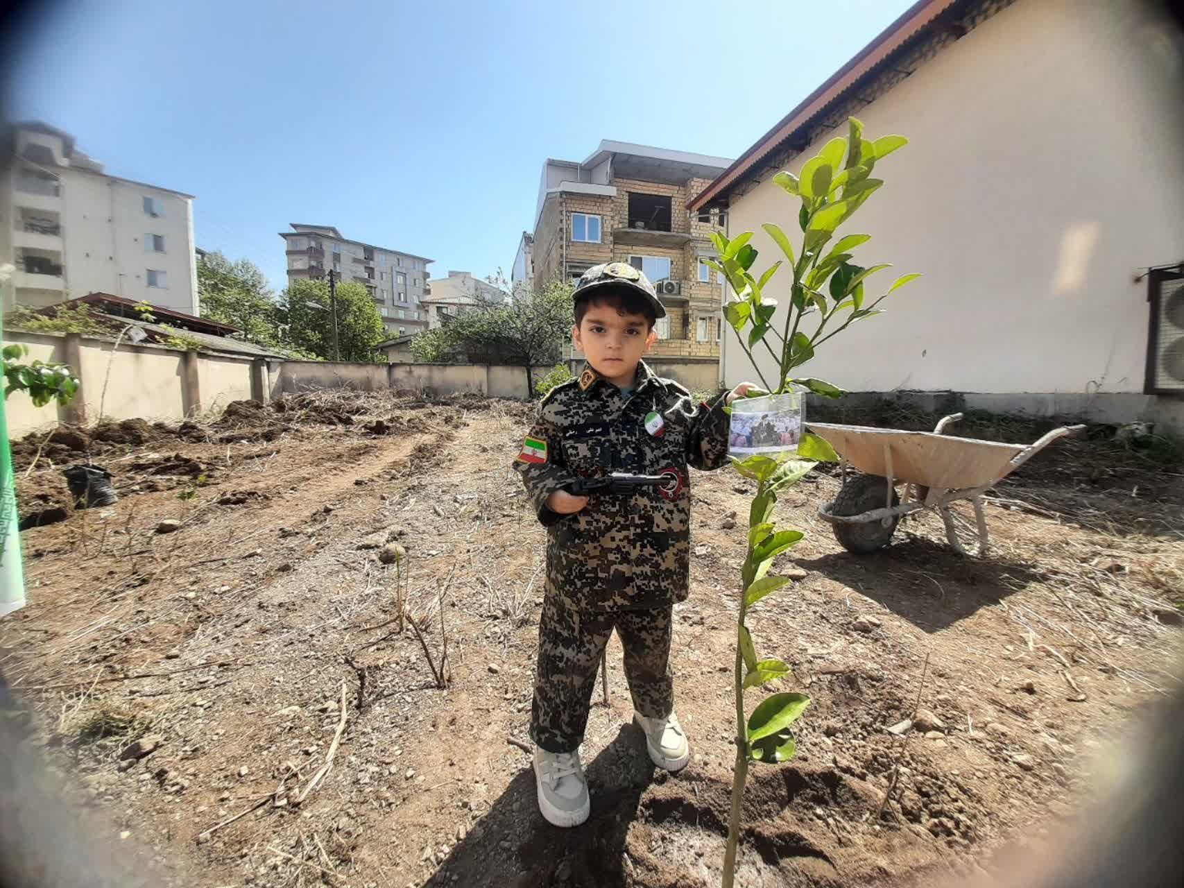کاشت ۴۰ اصله نهال  به مناسبت چهلمین روز شهادت‌ قائد امت اسلامی ودانش آموزان میناب در تالش