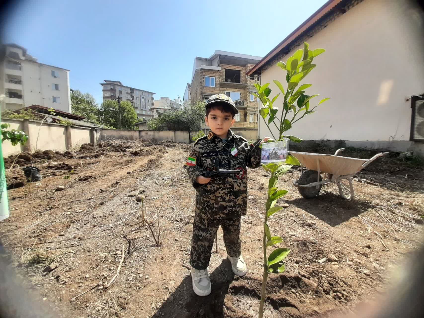 کاشت ۴۰ اصله نهال  به مناسبت چهلمین روز شهادت‌ قائد امت اسلامی ودانش آموزان میناب در تالش