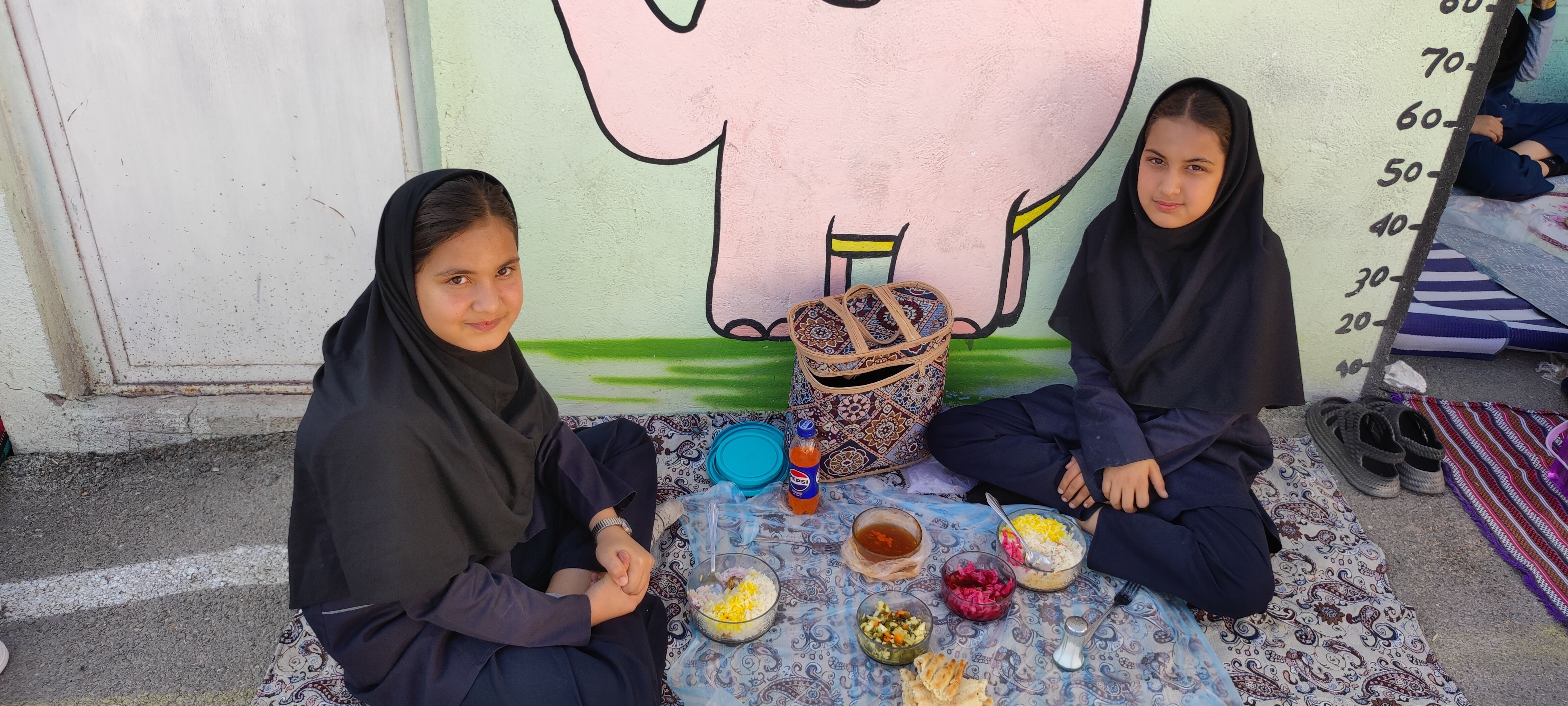 نهار سالم به مناسبت روز جهانی غذا و پوکی استخوان در مدرسه شهید خاقانی شیروان