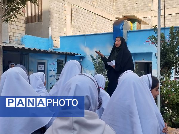 حضور مامور نیروی انتظامی در مدرسه و گفتگوی صمیمی با دانش آموزان و آگاهی بخشی درمورد مسائل امنیتی 