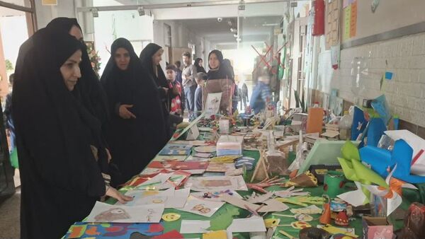 آیین نواختن زنگ پژوهش در دبستان پسرانه صدف ناحیه ۶