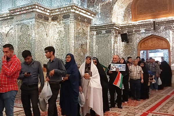 شاهچراغ مملو از مردمی که برای انتخابات حضور پیدا کردند