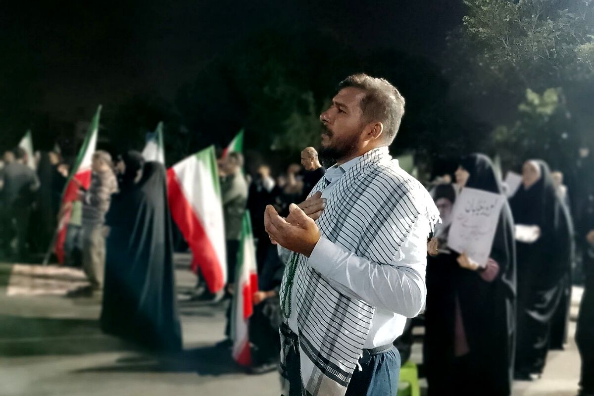 برپایی نماز استغاثه به امام زمان (عج) در میدان نماز شهرری 