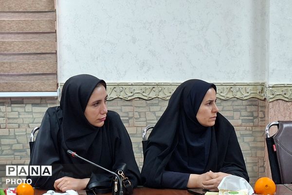 تجلیل از مدیران منتخب برگزارکننده دوره کوتاه‌مدت دوزبانه و مربیان مناطق کم برخوردار