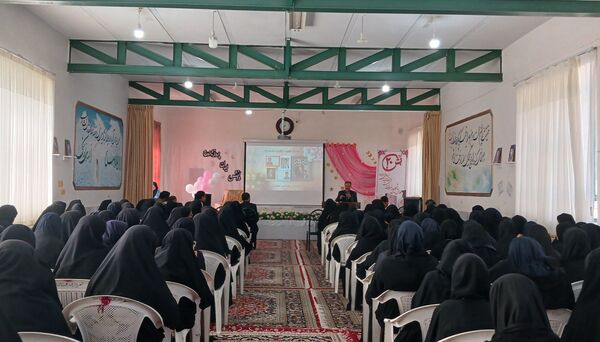 تجلیل از نمرات 20 امتحان نهایی و ممتازان علمی و پرورشی در جشن بیست دبیرستان خاتم الانبیا (ص)