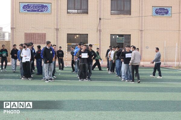 طنین شور و نشاط ورزشی در هنرستان امام علی (ع) فیروزکوه با افتتاحیه المپیاد درون‌مدرسه‌ای
