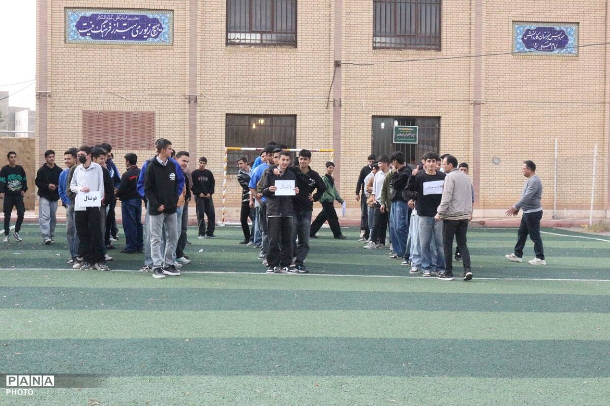 طنین شور و نشاط ورزشی در هنرستان امام علی (ع) فیروزکوه با افتتاحیه المپیاد درون‌مدرسه‌ای
