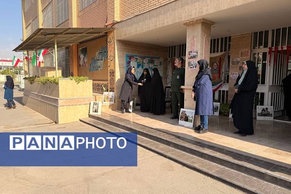 تقدیر از خانواده شهید خلبان علی بلورخانی در دبیرستان استعدادهای درخشان فرزانگان شهریار 