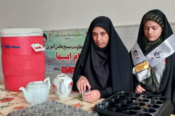 حضور با شکوه دانش‌آموزان و فرهنگیان در مراسم پر فیض نماز جمعه آباده در آستانه روز دانش‌آموز