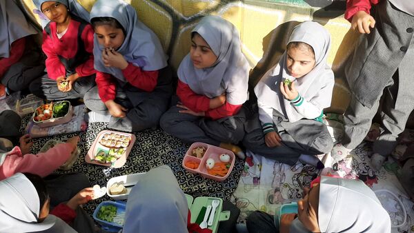 صبح پرانرژی با صبحانه سالم در دبستان نیایش