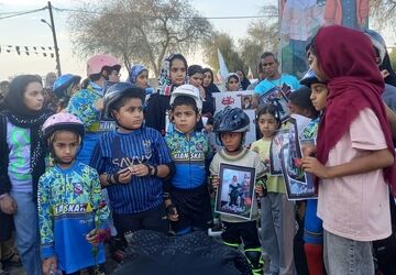 حضور دانش‌آموزان اسکیت‌سوار در گلزار شهدای دانش‌آموز میناب