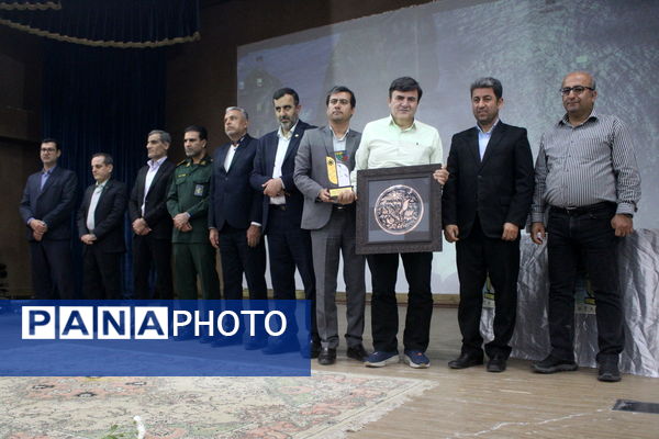 تجلیل از برگزیدگان دبیرستان شهید بهشتی شهرستان بوشهر (1)