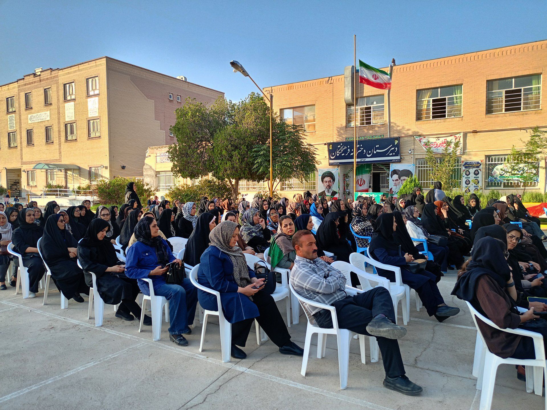 جلسه انجمن اولیا در دبیرستان دخترانه فرهیختگان