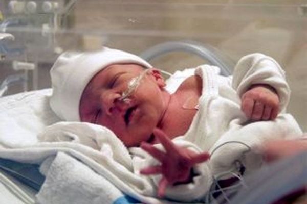 نوزاد ۷۰۰ گرمی پس از ۴۸ روز تلاش کادر درمان ترخیص شد