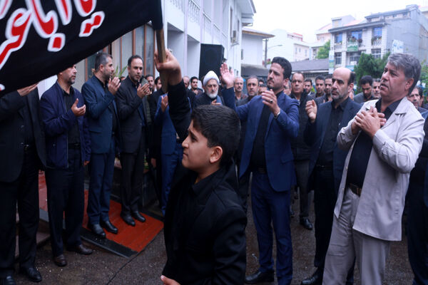 نمایش قدرشناسی فرهنگیان گیلان در مراسم سوگواری شهدای خدمت در مسجد قدس رشت