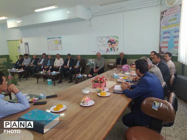 جلسه شورای دبیران دبیرستان نمونه آیت‌الله خامنه‌ای