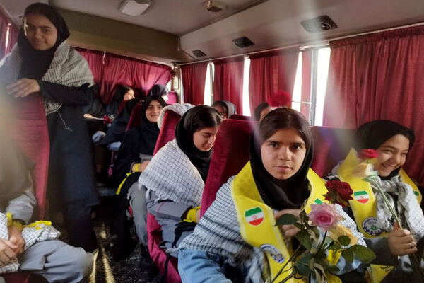 تجدید میثاق دانش‌آموزان دبیرستان رضوان بوشهر با شهدا