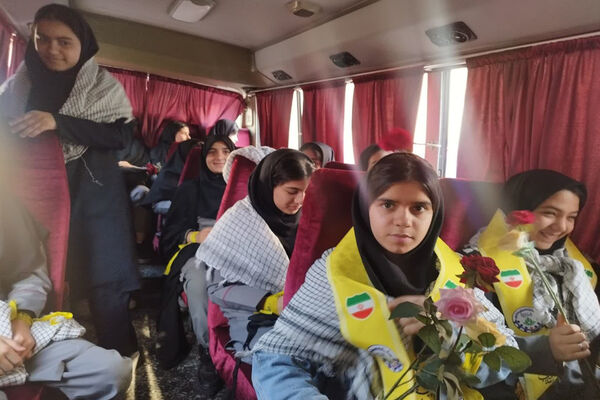 تجدید میثاق دانش‌آموزان دبیرستان رضوان بوشهر با شهدا
