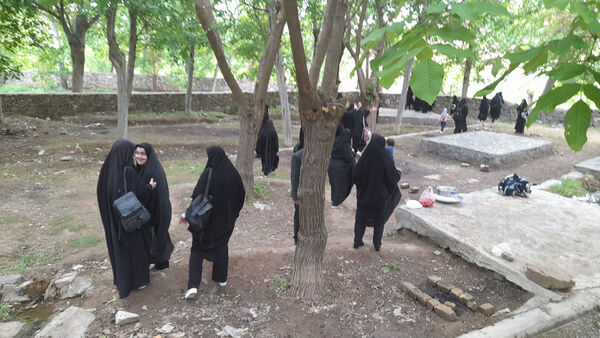 بازدید دانش‌آموزان جعفرآباد از کارگاه گلاب‌گیری روستای «بنابر»