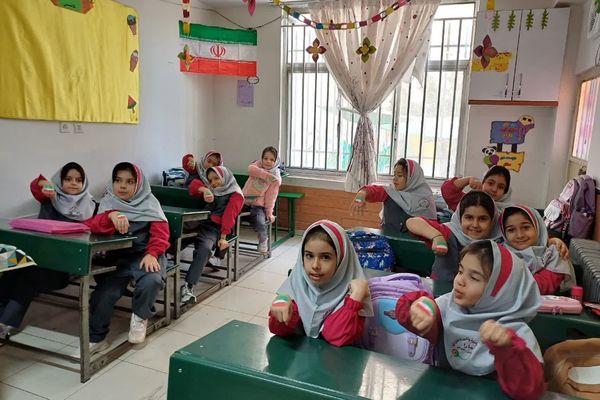 پویش پرچم همزمان با آغاز سال تحصیلی در دبستان سارا